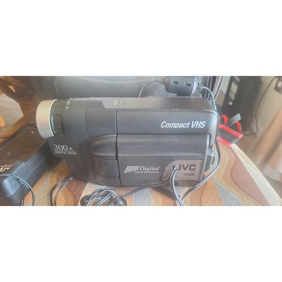 JVC GR-AXM225U Compact VHS Camcorder w/ Manual, Charger & Case - Tested - Picture 1 of 8